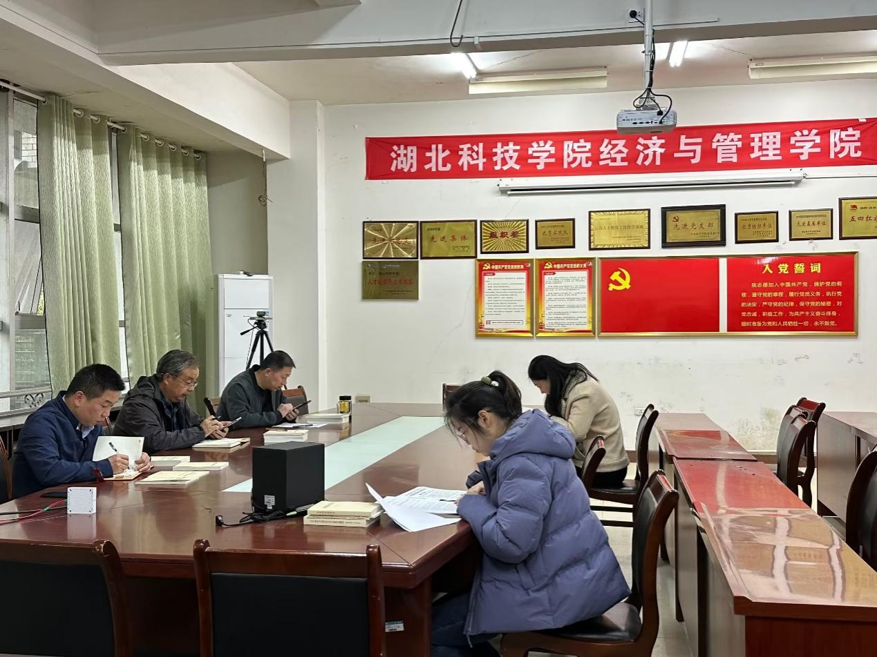 餐厅里的人们描述已自动生成