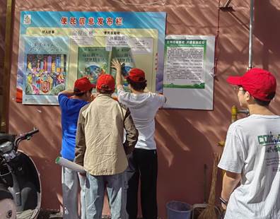 一群人站在商店前 描述已自动生成