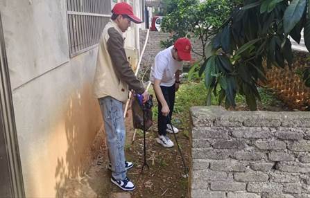 戴帽子的男人在街道边走 中度可信度描述已自动生成