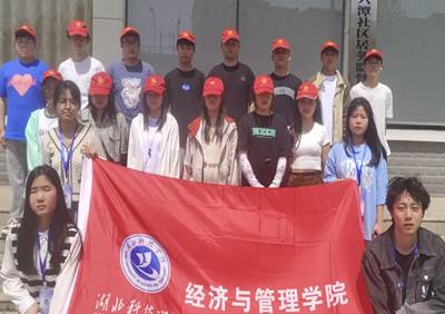 一群人站在一起 描述已自动生成